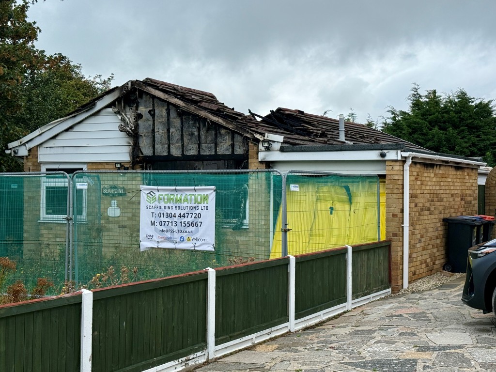 Lot: 181 - FIRE DAMAGED DETACHED BUNGALOW IN GOOD LOCATION - Detached fire damaged bungalow